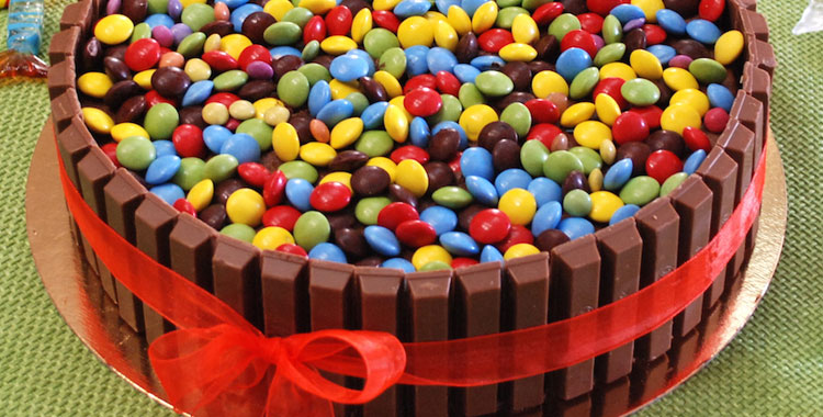 Guide creative: Torta al cioccolato con Kit Kat e Smarties